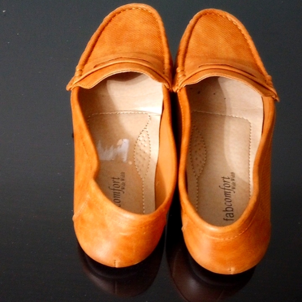 Women's loafers in camel